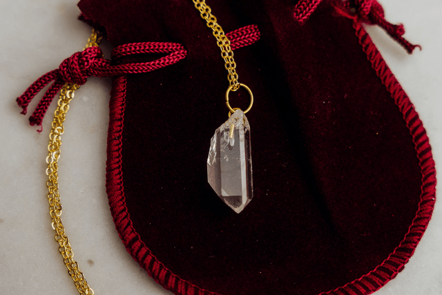 Pendentif en pierre naturelle Cristal de Roche et Chaine dorée