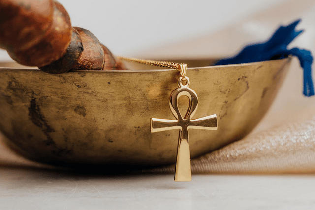 Pendentif Croix Egyptienne l&#039;Ankh - Croix de Vie - et chaine dorée